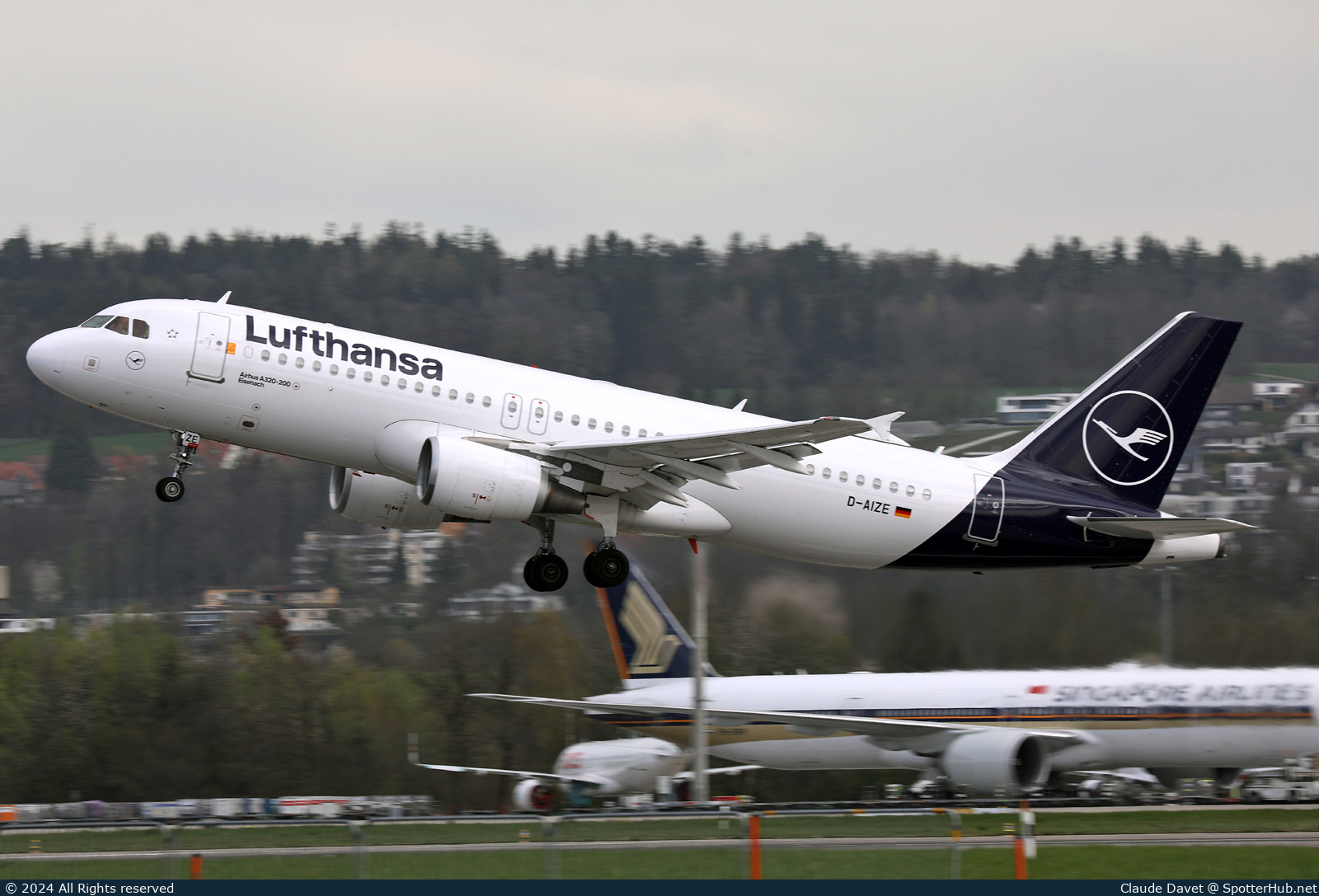 Photo of D-AIZE - Airbus A320-214 operated by Lufthansa