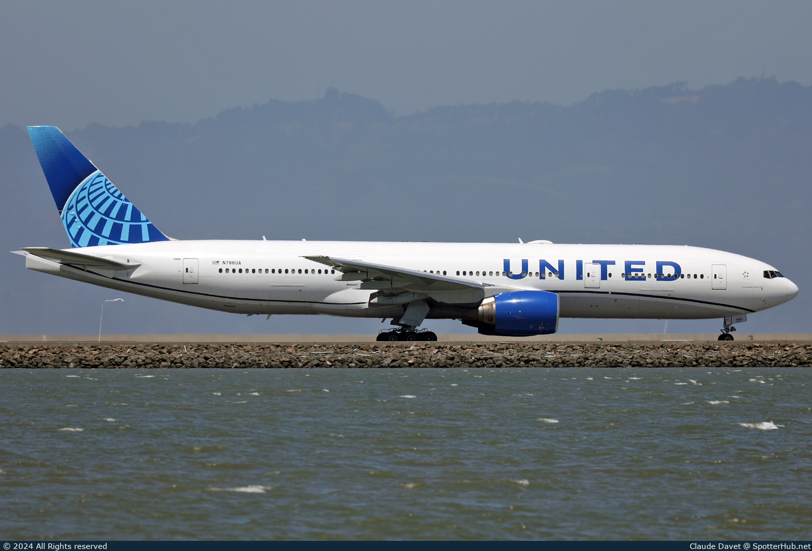 Photo of N788UA - Boeing 777-222(ER) operated by United Airlines