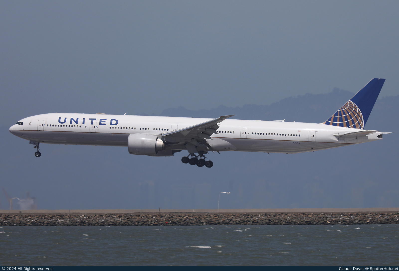 Photo of N2136U - Boeing 777-322(ER) operated by United Airlines