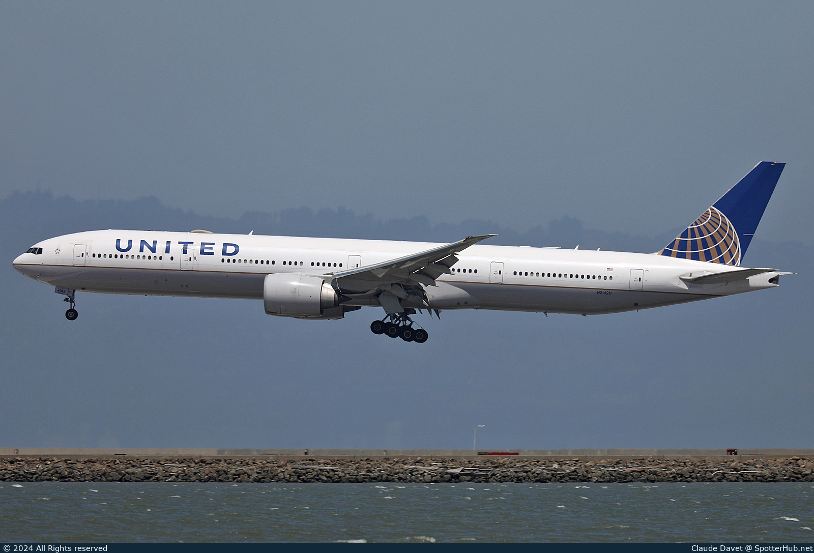 Photo of N2142U - Boeing 777-322(ER) operated by United Airlines