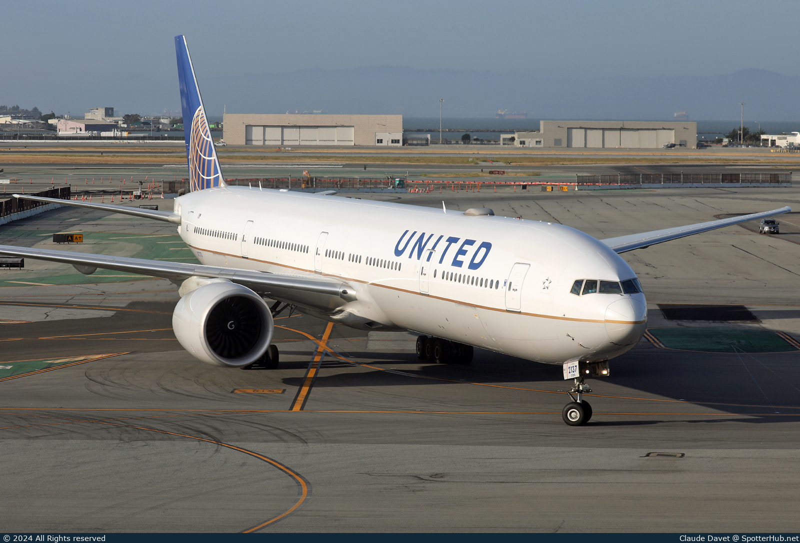 Photo of N2737U - Boeing 777-322(ER) operated by United Airlines