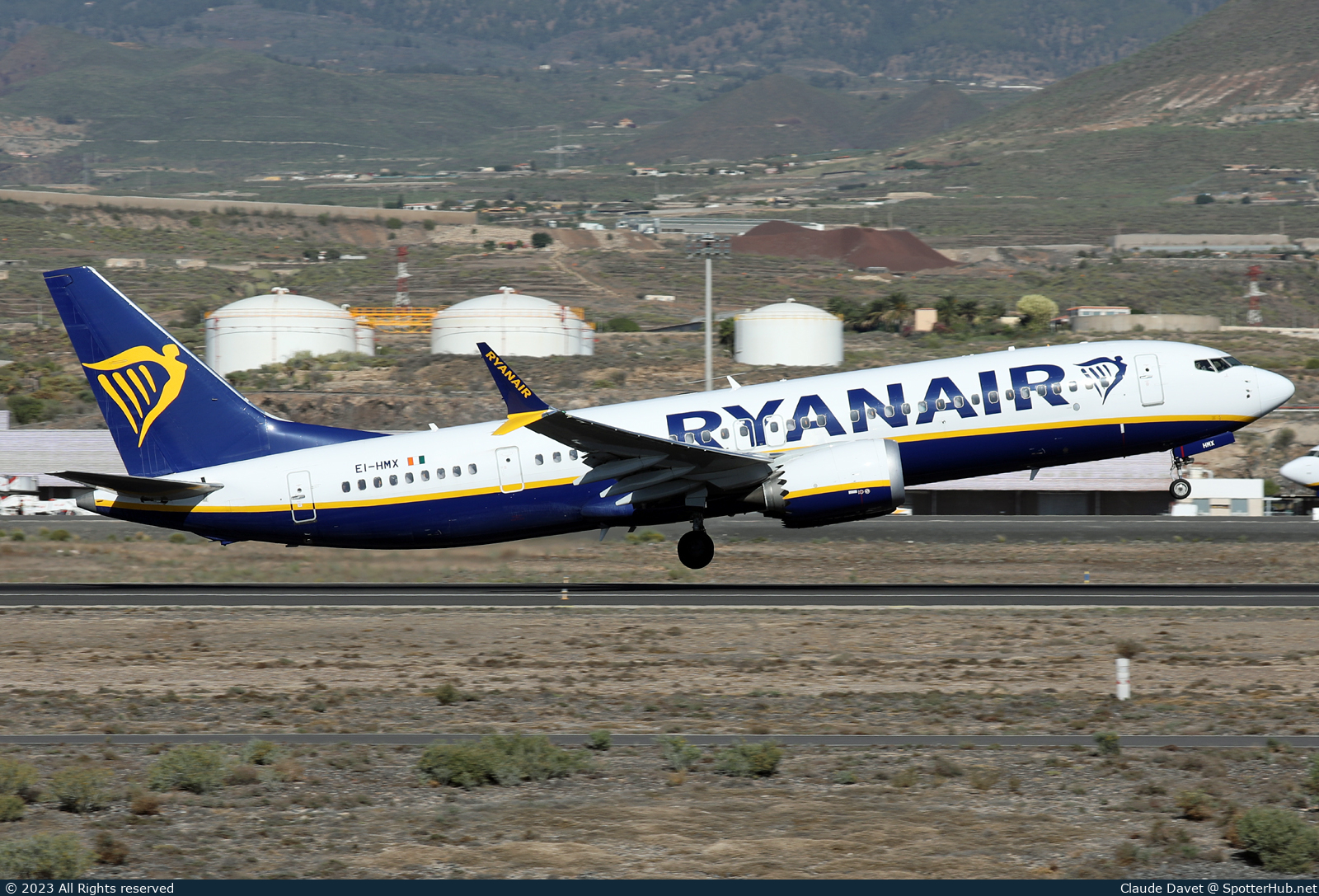 Photo of EI-HMX - Boeing 737 MAX 8-200 operated by Ryanair