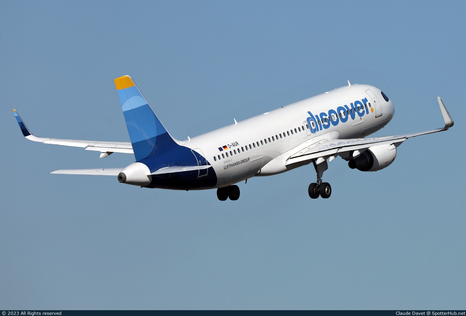Photo of D-AIUR - Airbus A320-214 operated by Discover Airlines