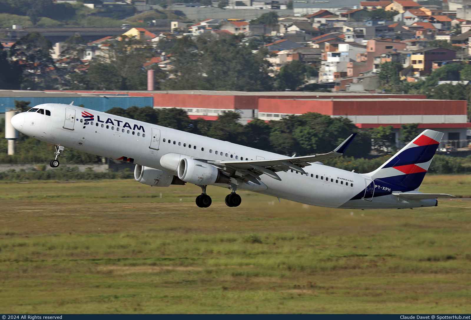 Photo of PT-XPH - Airbus A321-211 operated by LATAM Airlines Brasil