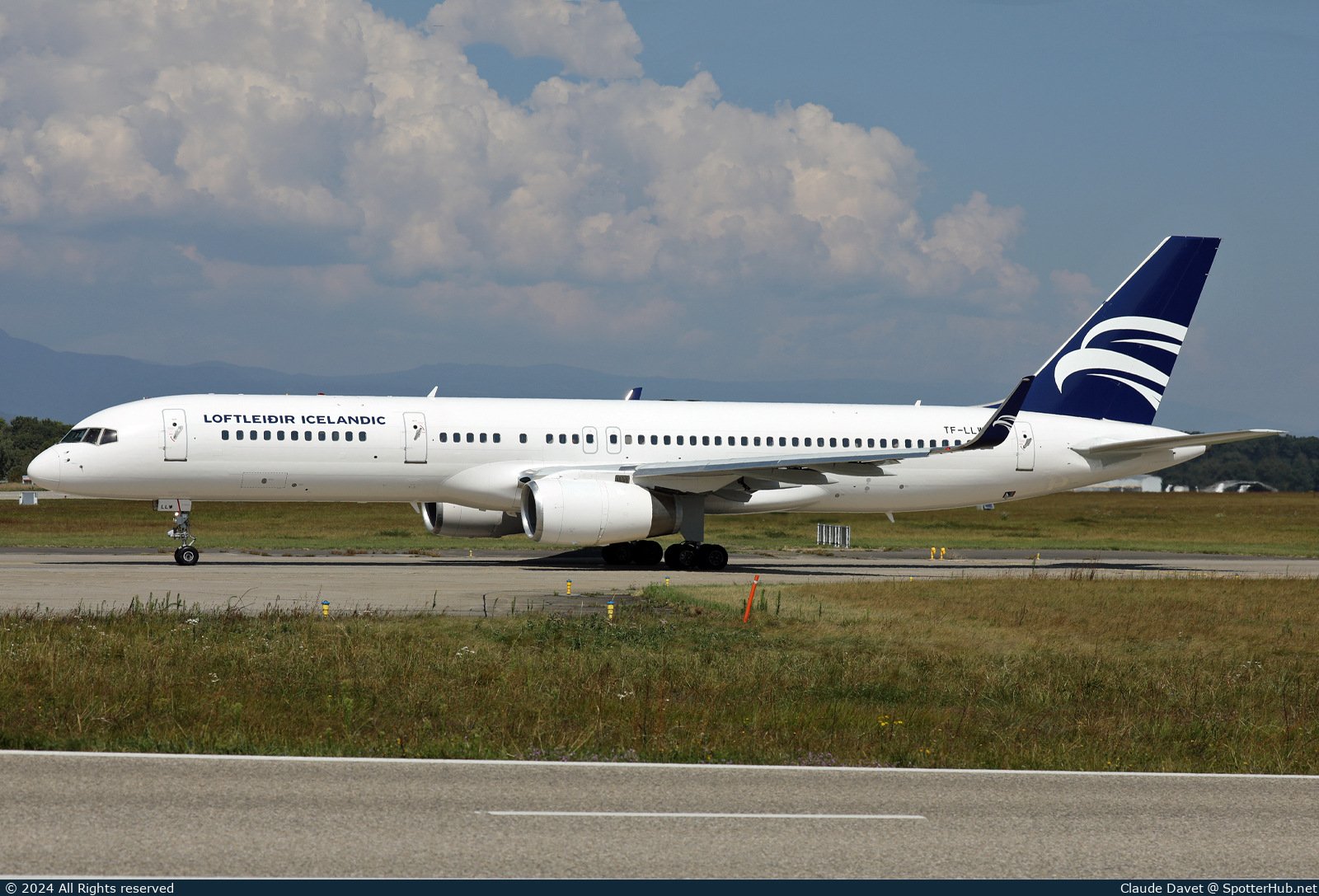 Photo of TF-LLW - Boeing 757-223 operated by Loftleiðir Icelandic