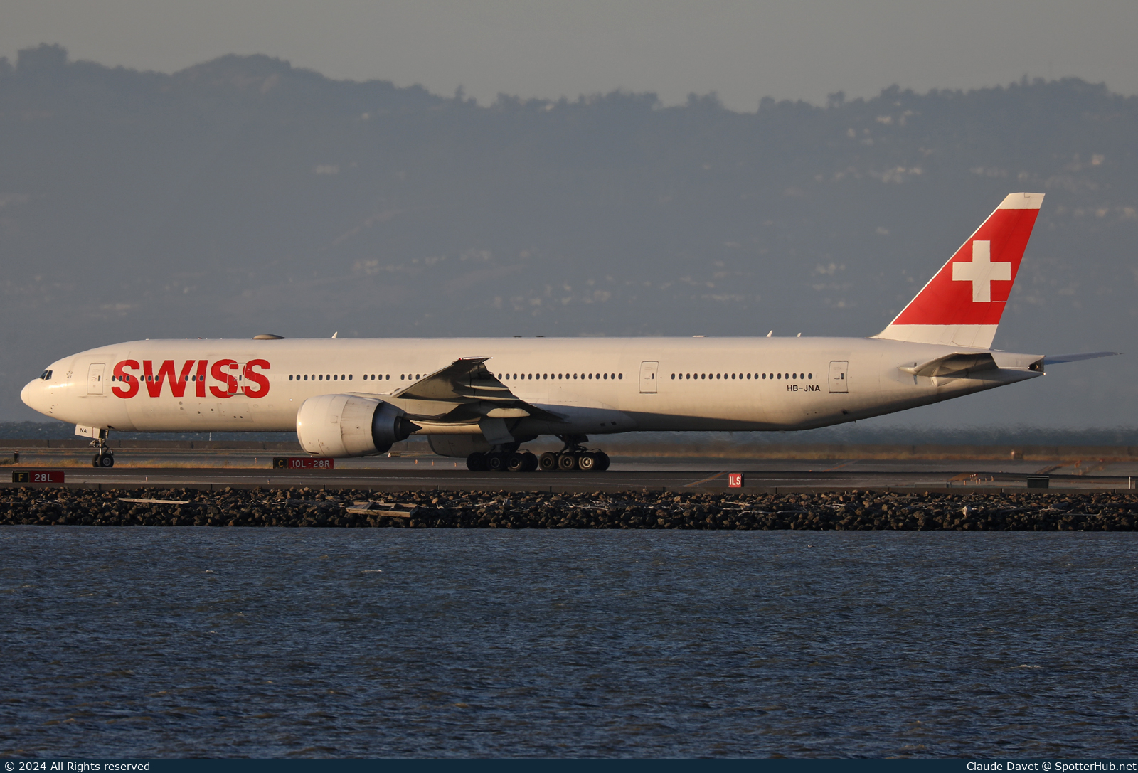 Photo of HB-JNA - Boeing 777-3DE(ER) operated by Swiss International Air Lines