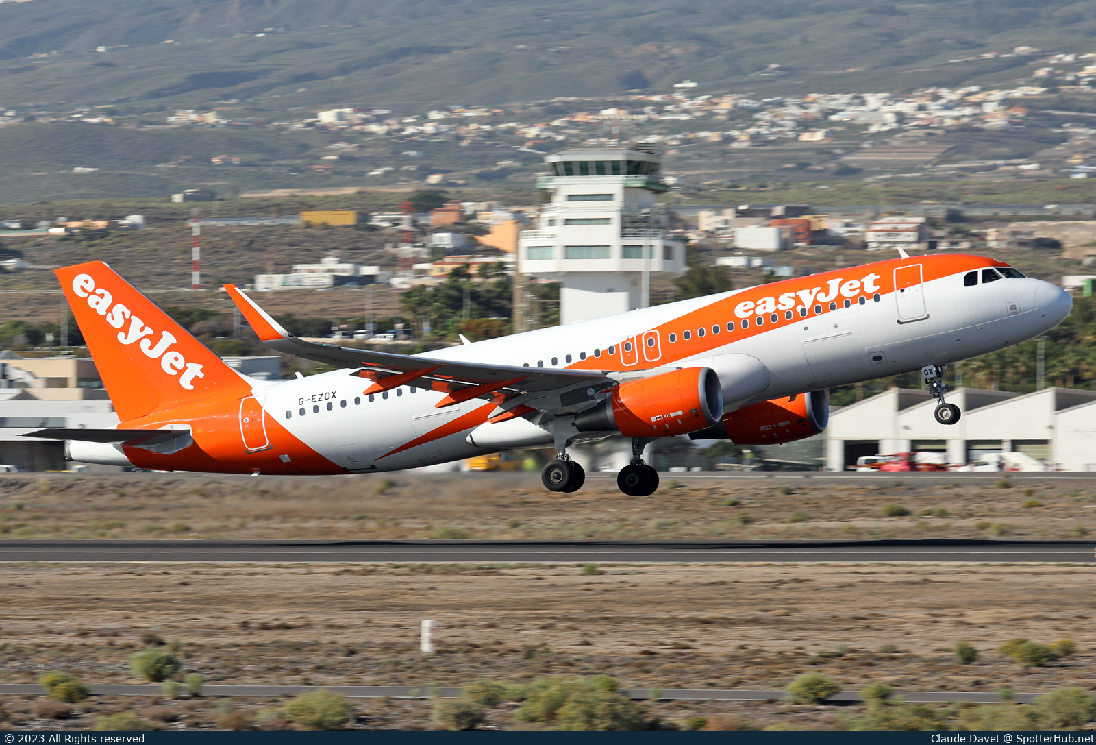 Photo of G-EZOX - Airbus A320-214 operated by easyJet