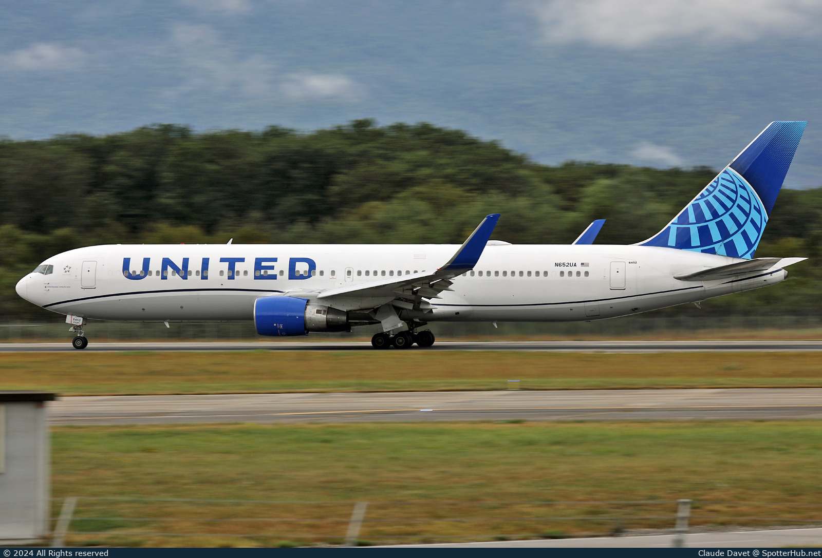 Photo of N652UA - Boeing 767-322(ER) operated by United Airlines