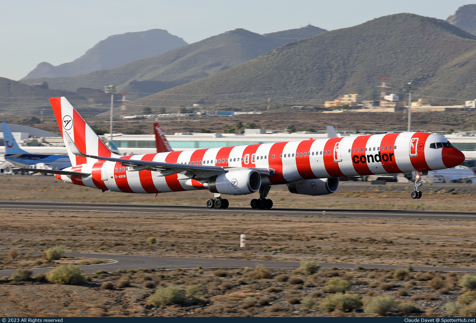 Photo of D-ABOM - Boeing 757-330 operated by Condor