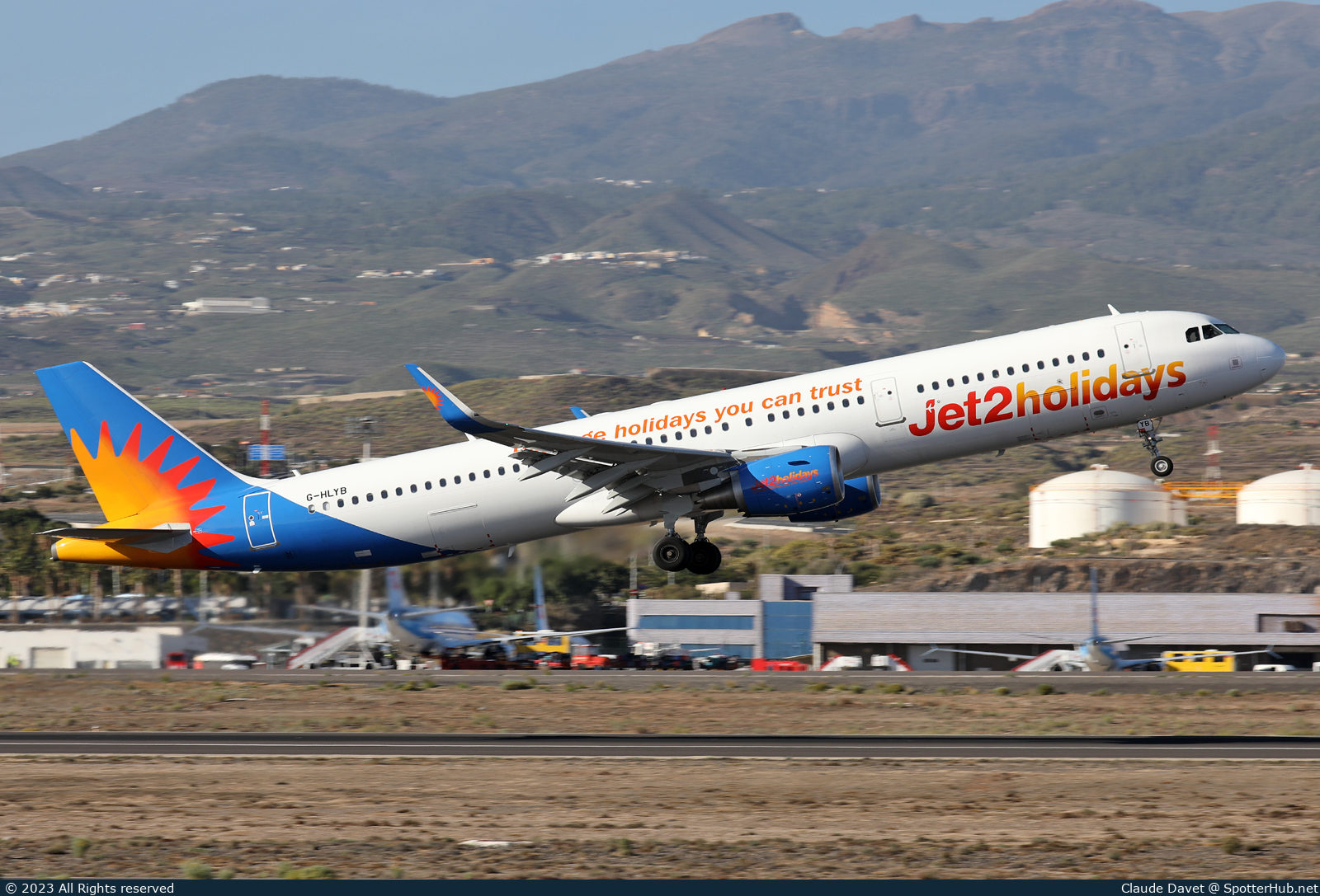 Photo of G-HLYB - Airbus A321-211 operated by Jet2