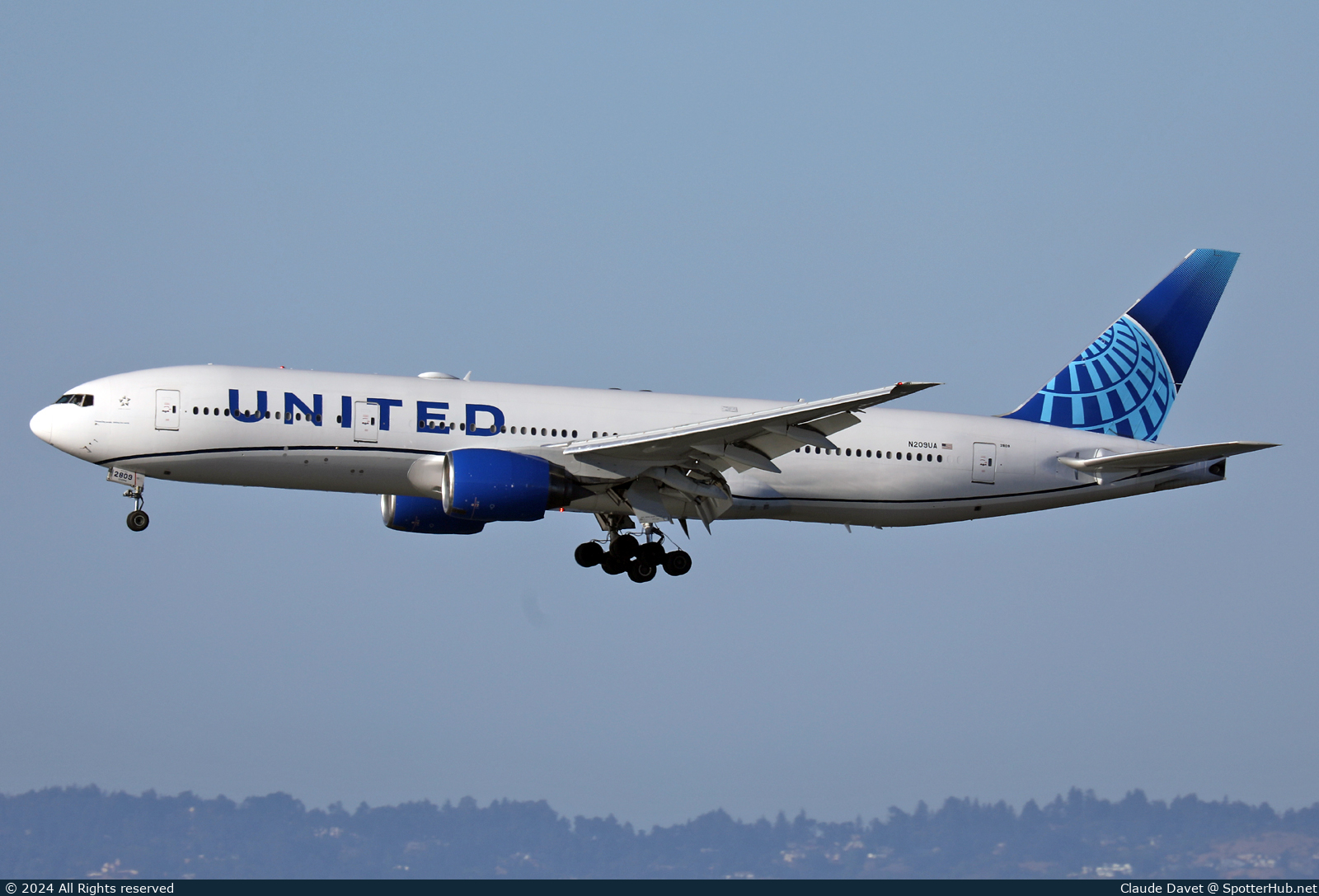 Photo of N209UA - Boeing 777-222(ER) operated by United Airlines