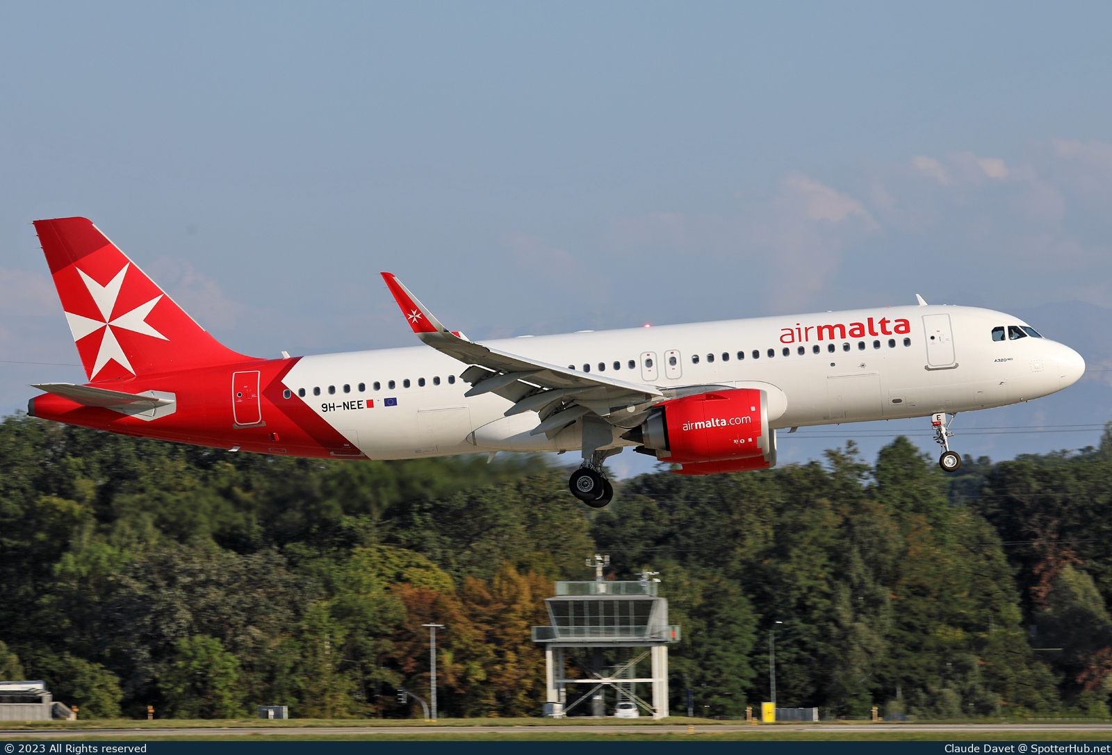 Photo of 9H-NEE - Airbus A320-251N operated by Air Malta