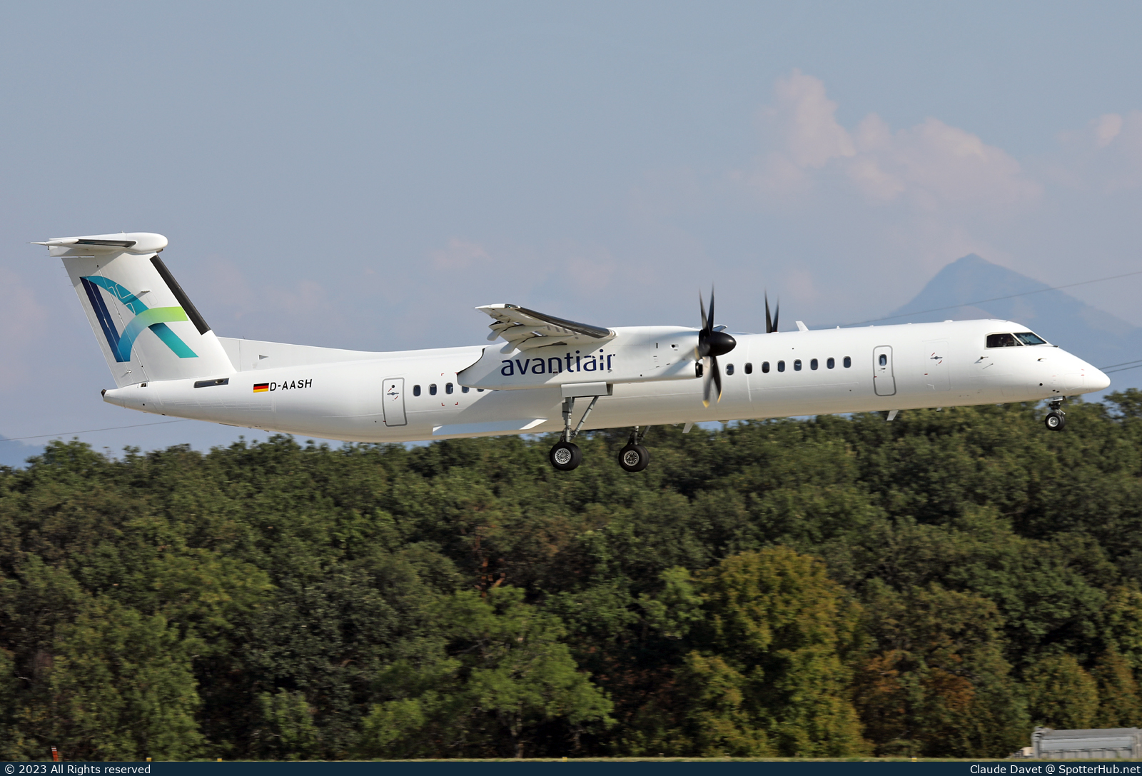 Photo of D-AASH - Bombardier DHC-8-402 Dash 8 Q400 operated by Avanti Air