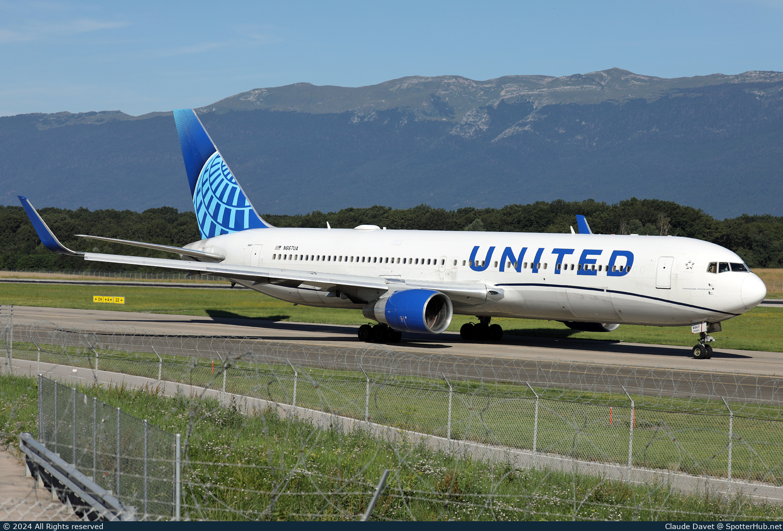 Photo of N667UA - Boeing 767-322(ER) operated by United Airlines
