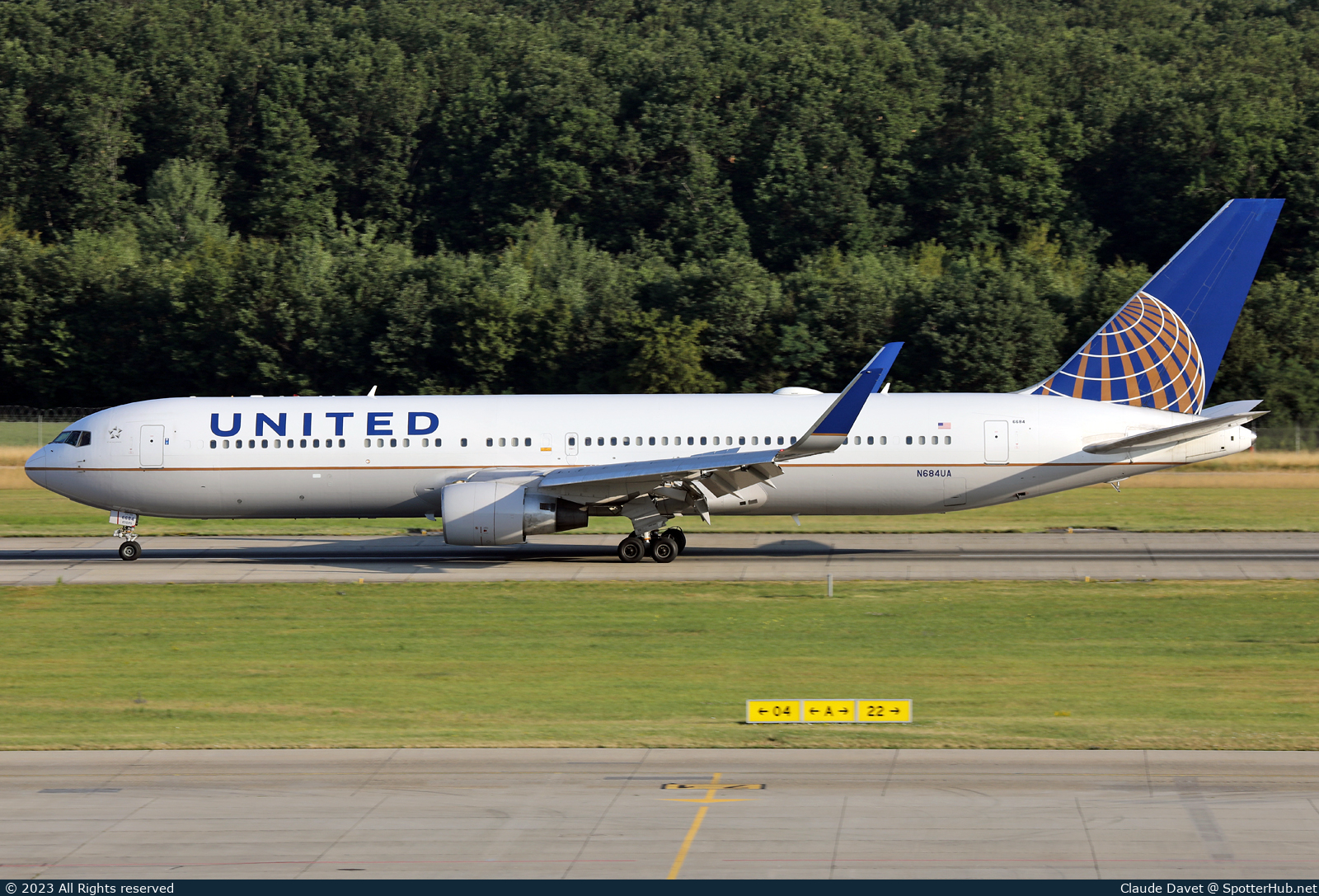 Photo of N684UA - Boeing 767-3CB(ER) operated by United Airlines