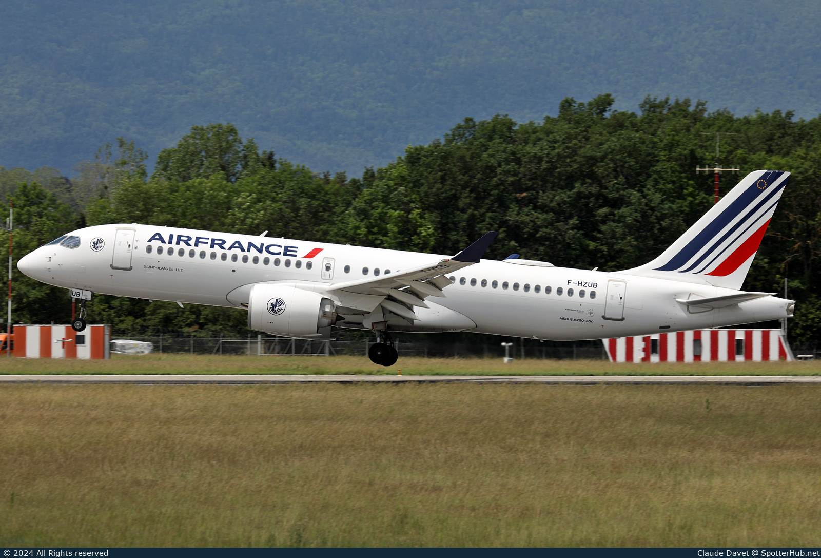 Photo of F-HZUB - Airbus A220-300 operated by Air France