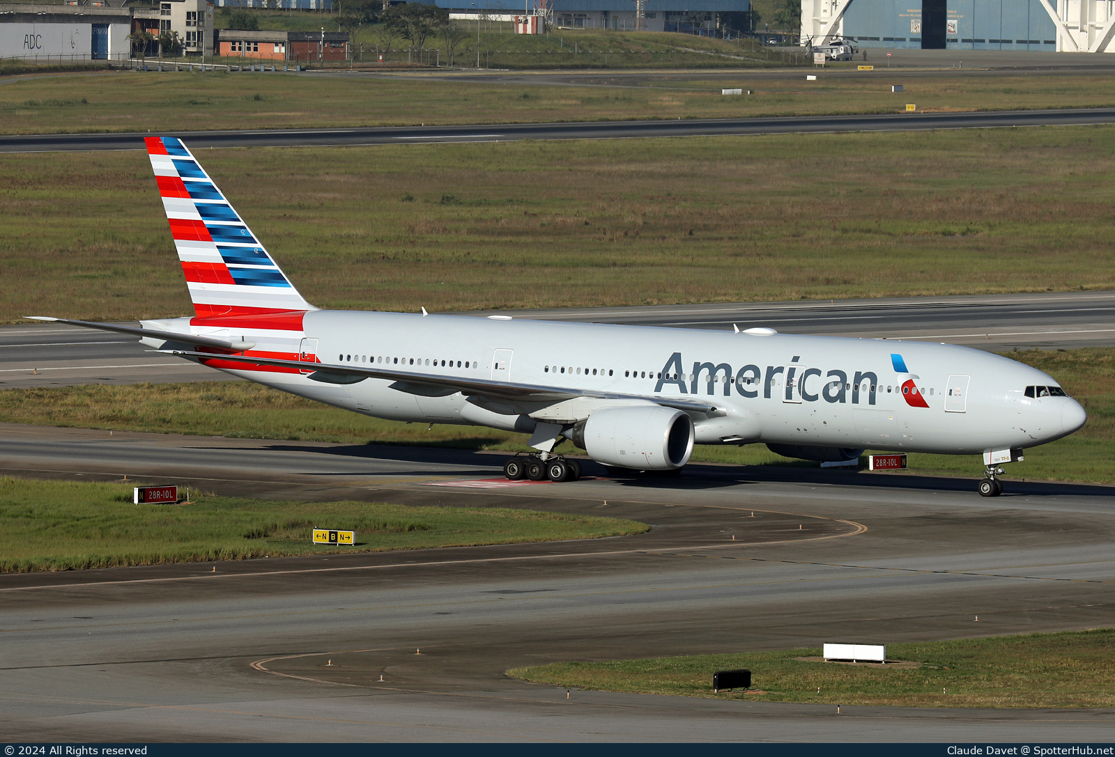 Photo of N765AN - Boeing 777-223(ER) operated by American Airlines