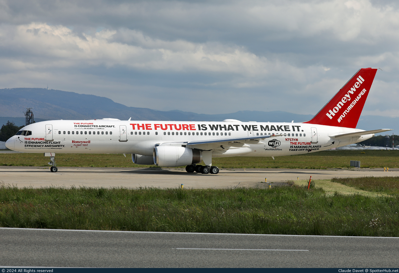 Photo of N757HW - Boeing 757-225 operated by Honeywell International Inc.