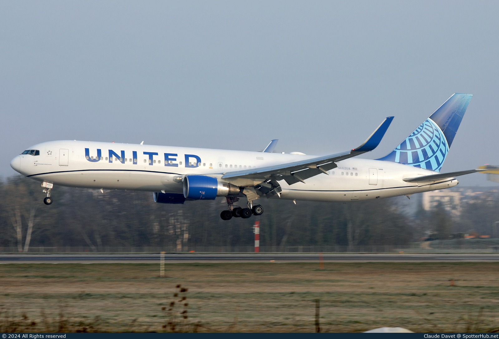 Photo of N662UA - Boeing 767-322(ER) operated by United Airlines