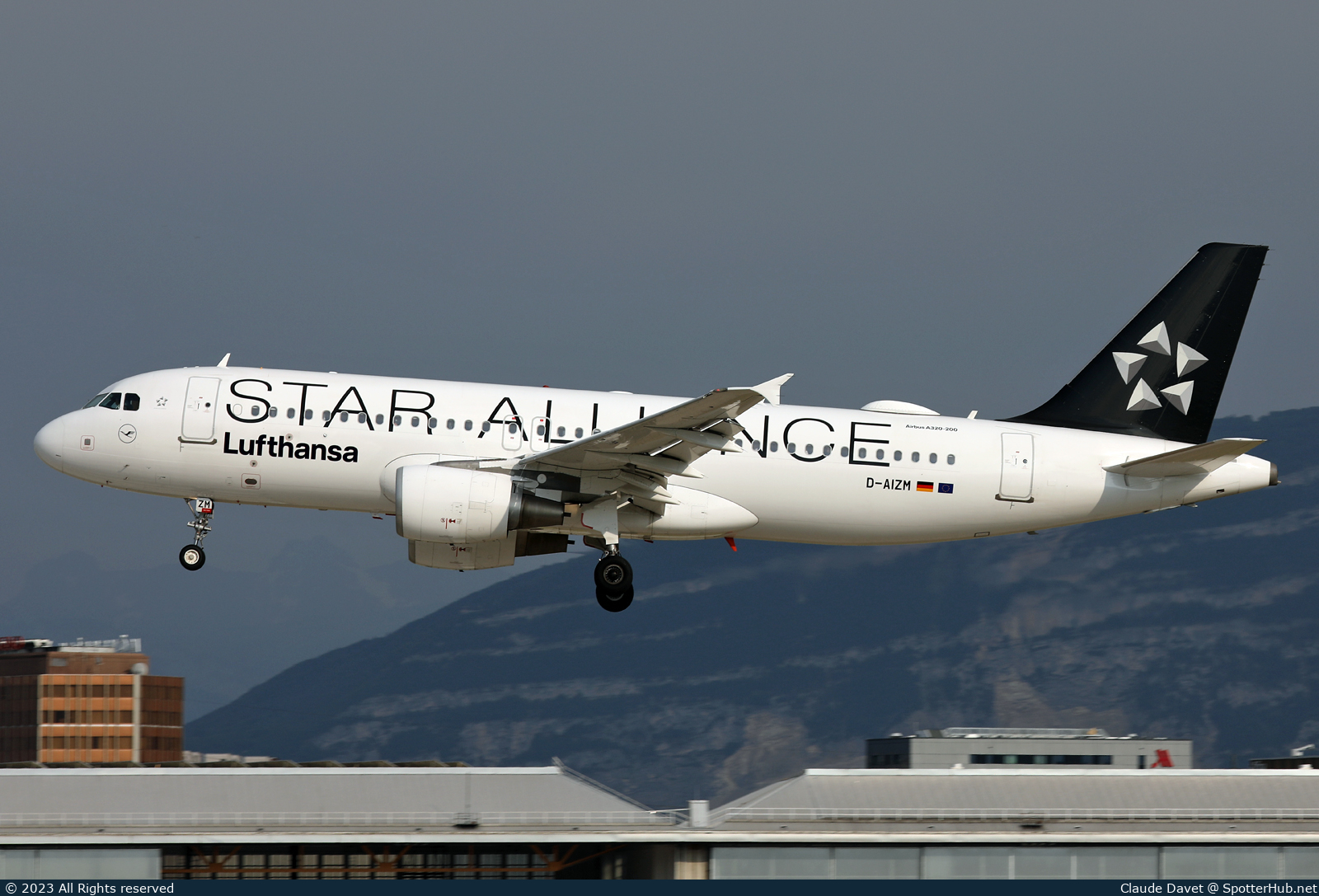 Photo of D-AIZM - Airbus A320-214 operated by Lufthansa