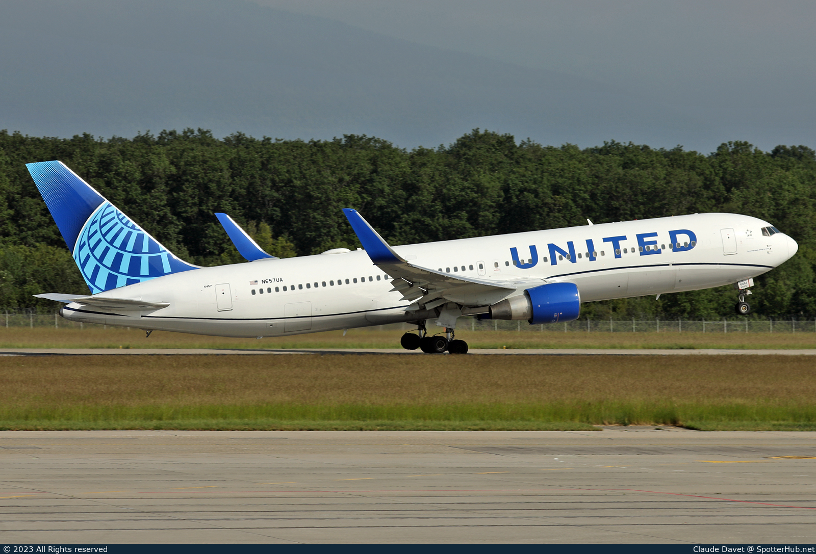 Photo of N657UA - Boeing 767-322(ER) operated by United Airlines