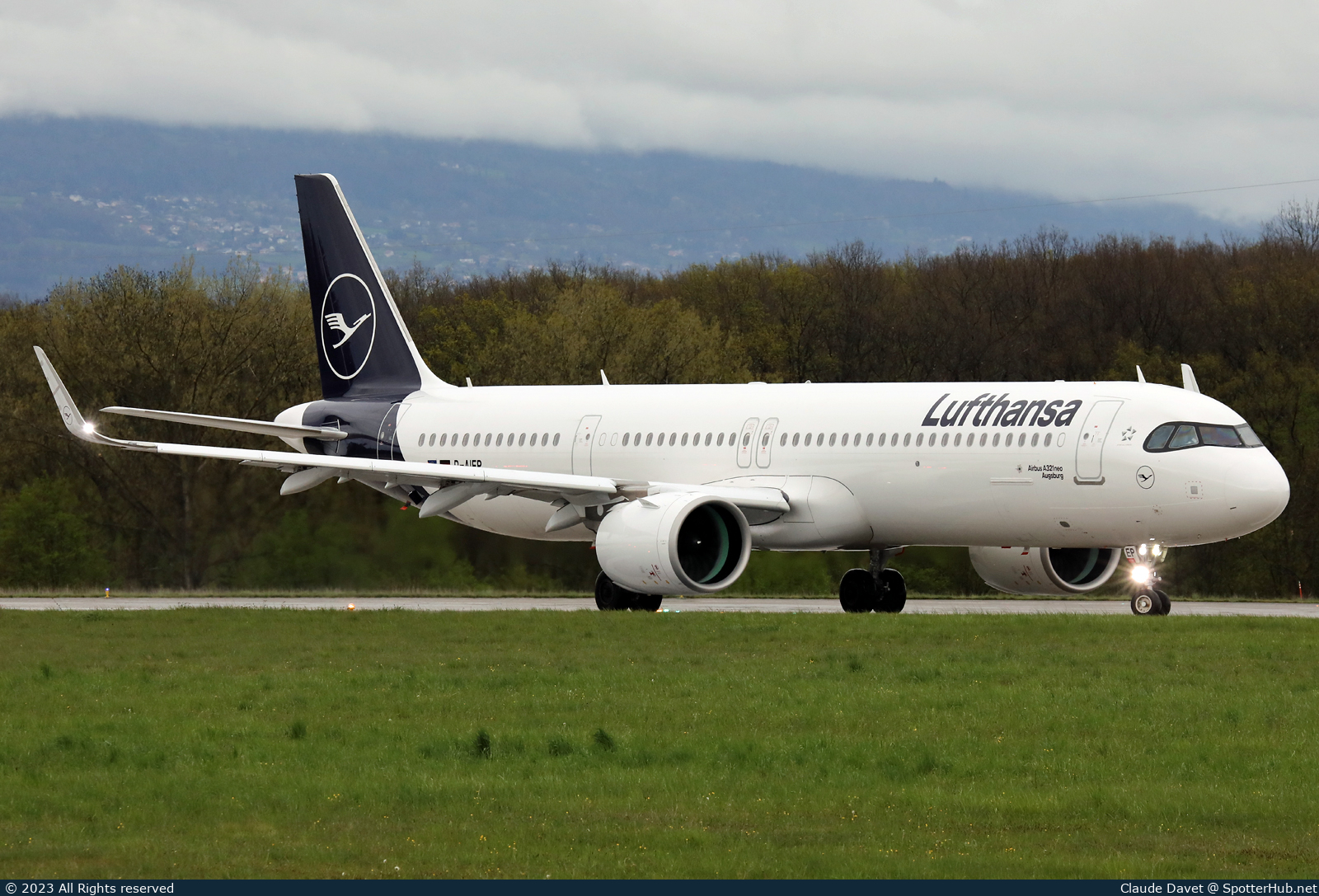 Photo of D-AIEP - Airbus A321-271NX operated by Lufthansa