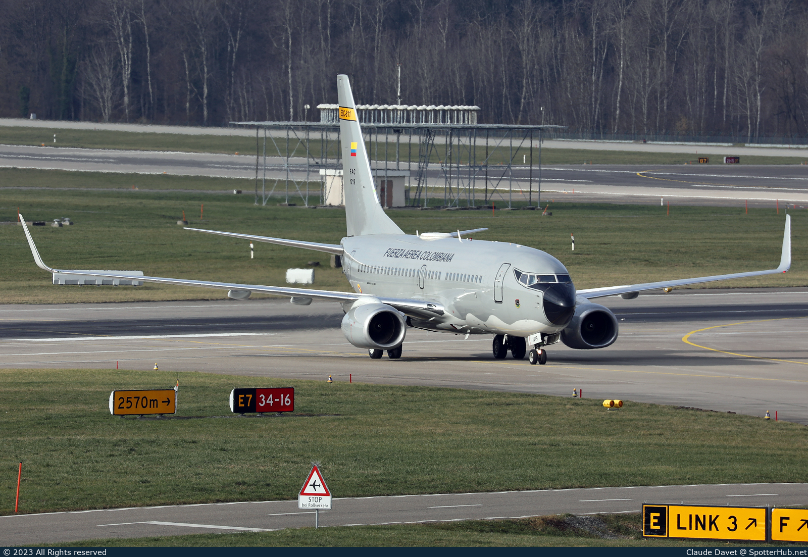 Photo of FAC1219 - Boeing 737-732 operated by Colombian Aerospace Force