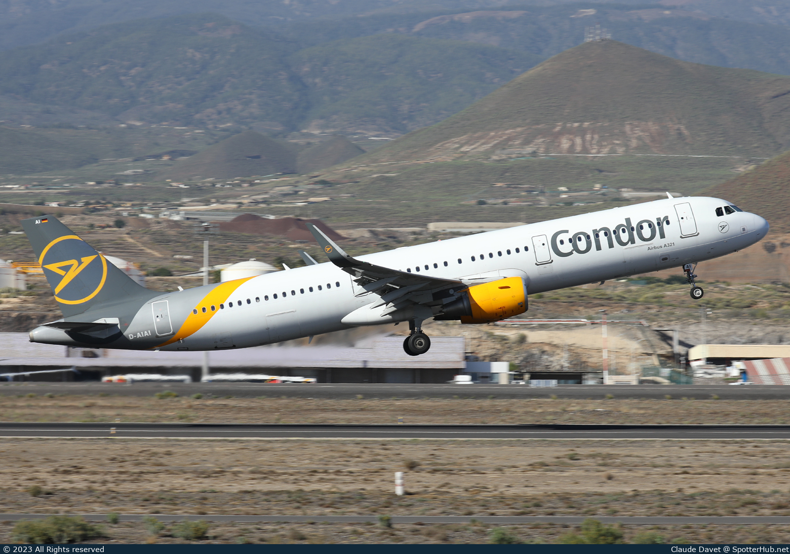 Photo of D-AIAI - Airbus A321-211 operated by Condor