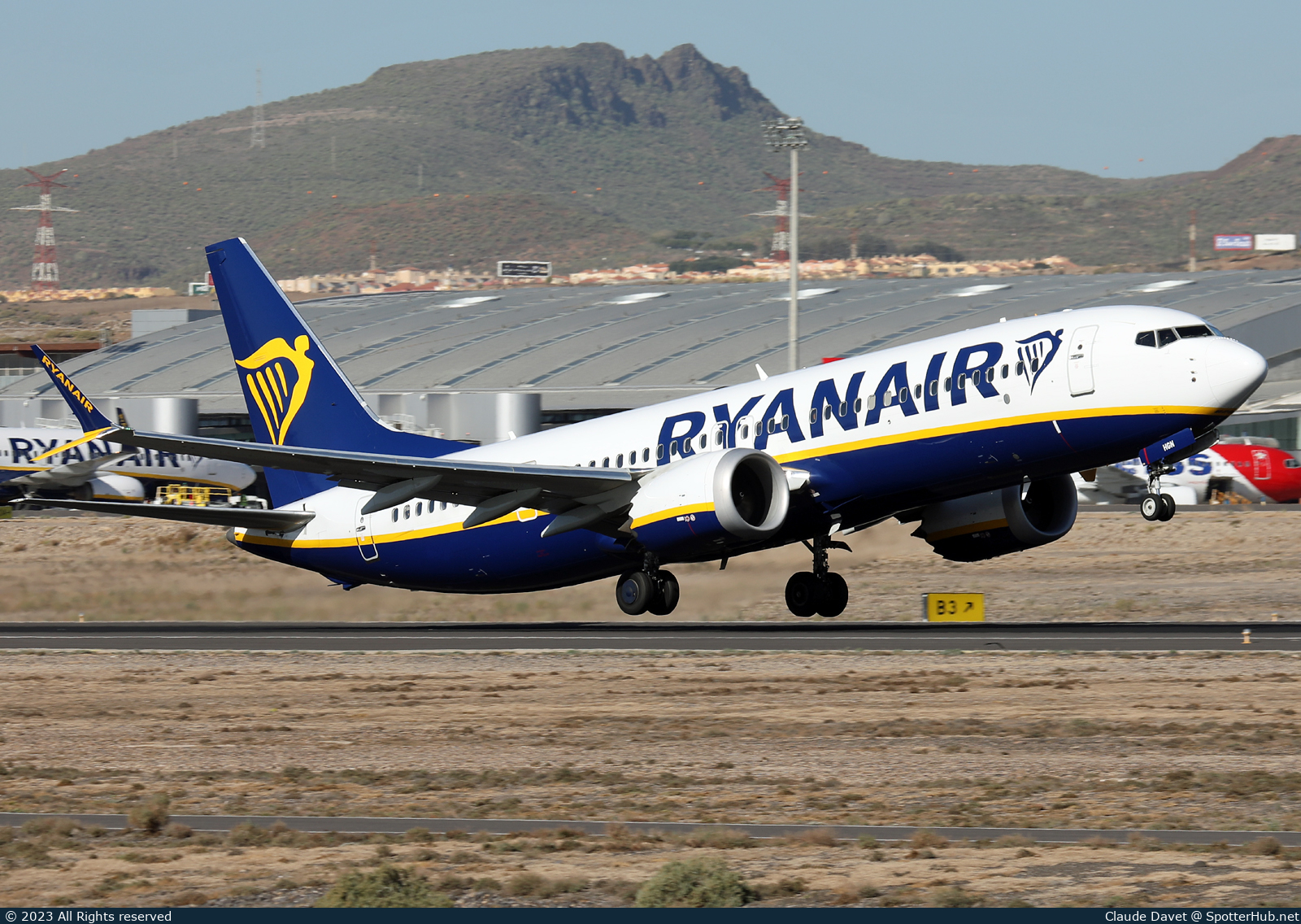 Photo of EI-HGN - Boeing 737 MAX 8-200 operated by Ryanair