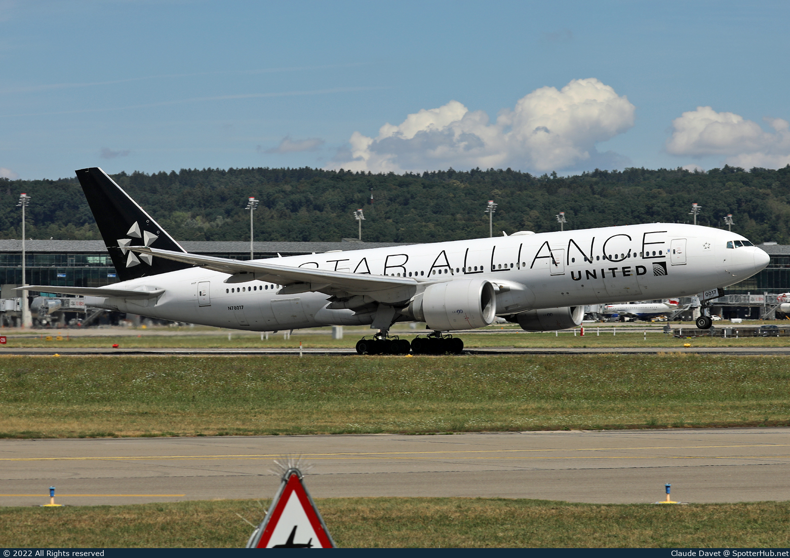 Photo of N78017 - Boeing 777-224(ER) operated by United Airlines