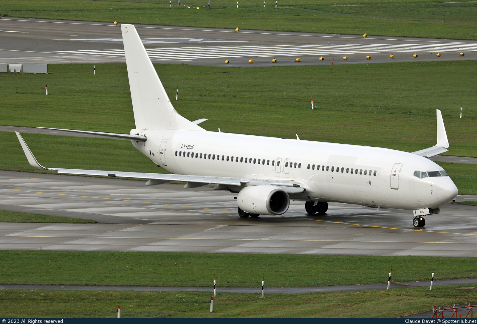 Photo of LY-BUS - Boeing 737-82R operated by KlasJet
