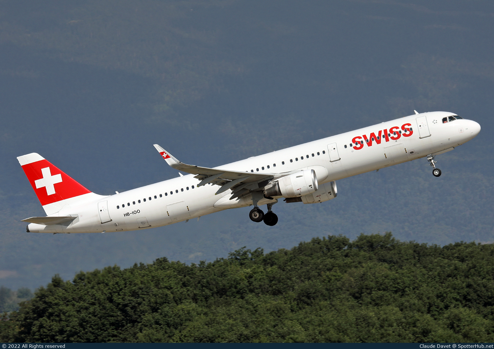 Photo of HB-IOO - Airbus A321-212 operated by Swiss International Air Lines