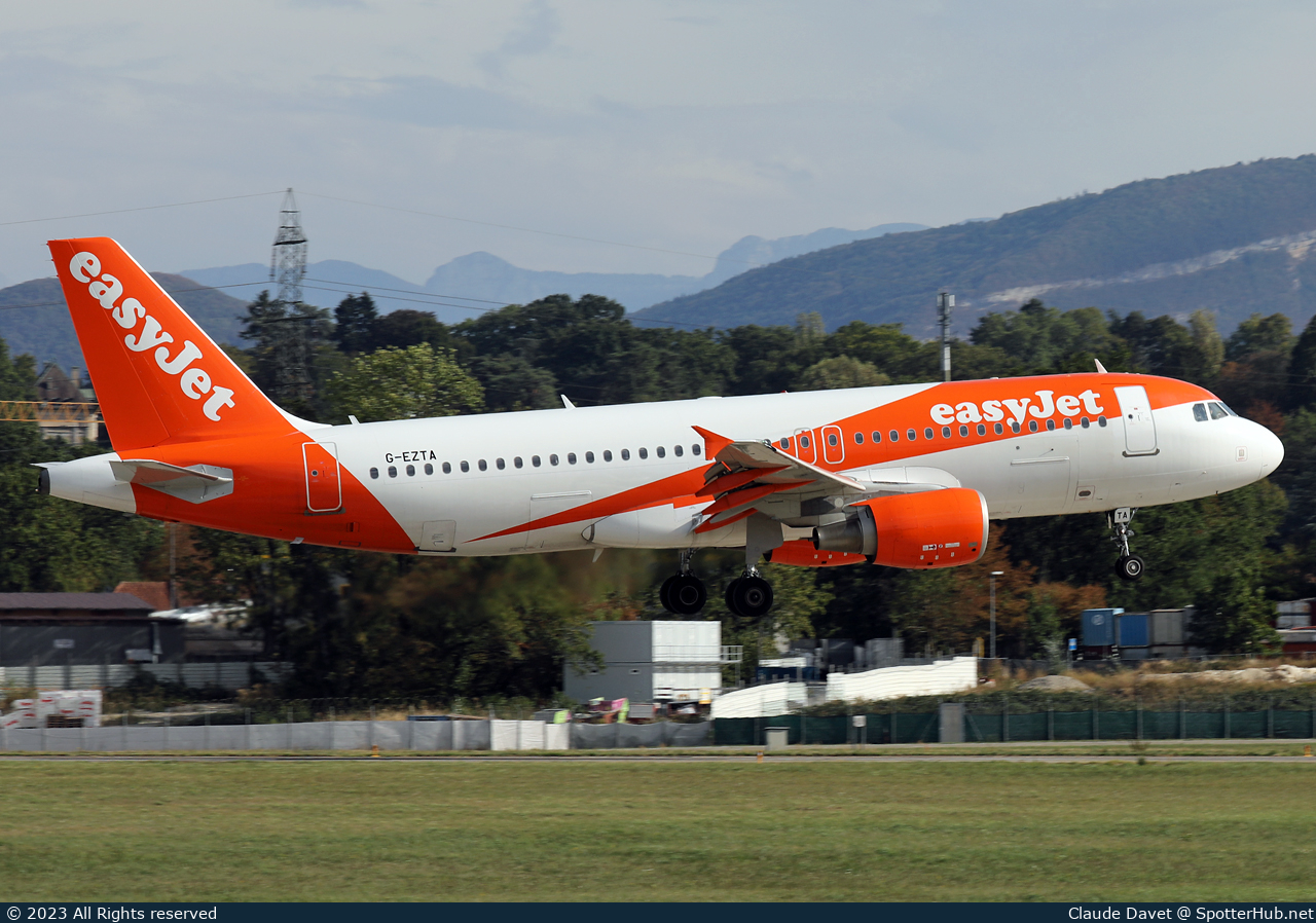 Photo of G-EZTA - Airbus A320-214 operated by easyJet