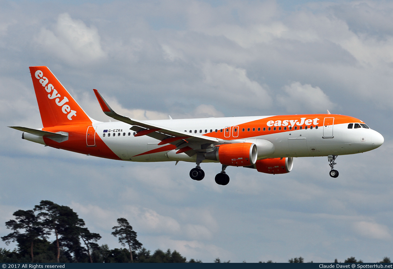 Photo of G-EZRA - Airbus A320-214 operated by easyJet