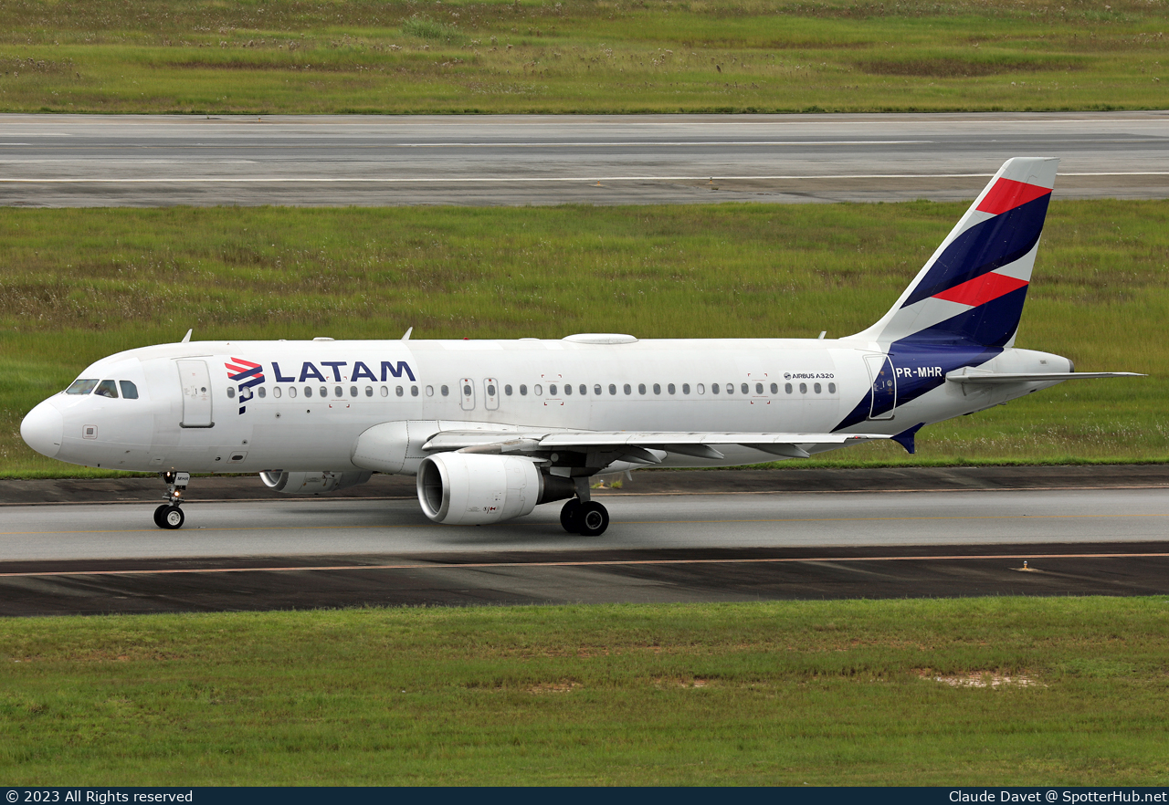 Photo of PR-MHR - Airbus A320-214 operated by LATAM Airlines Brasil