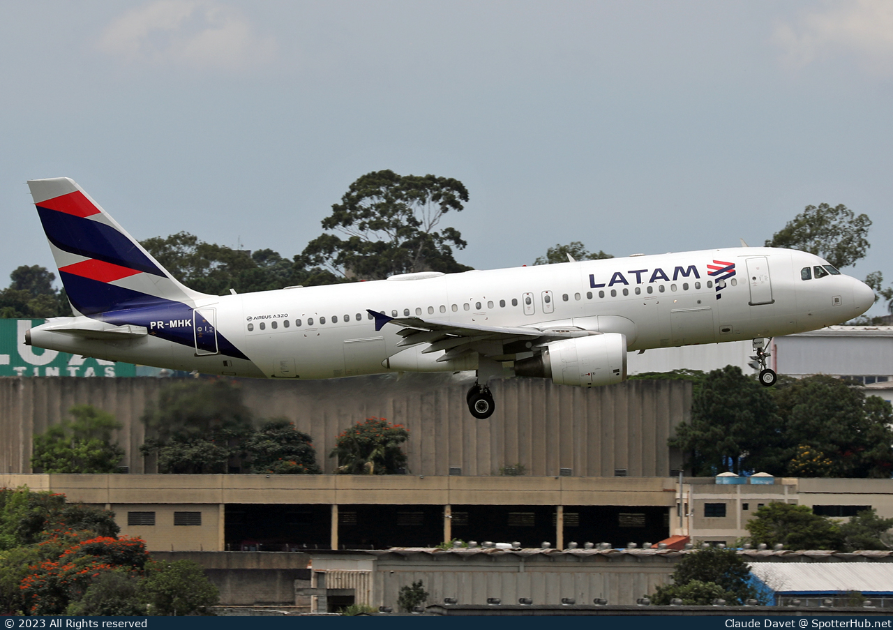 Photo of PR-MHK - Airbus A320-214 operated by LATAM Airlines Brasil