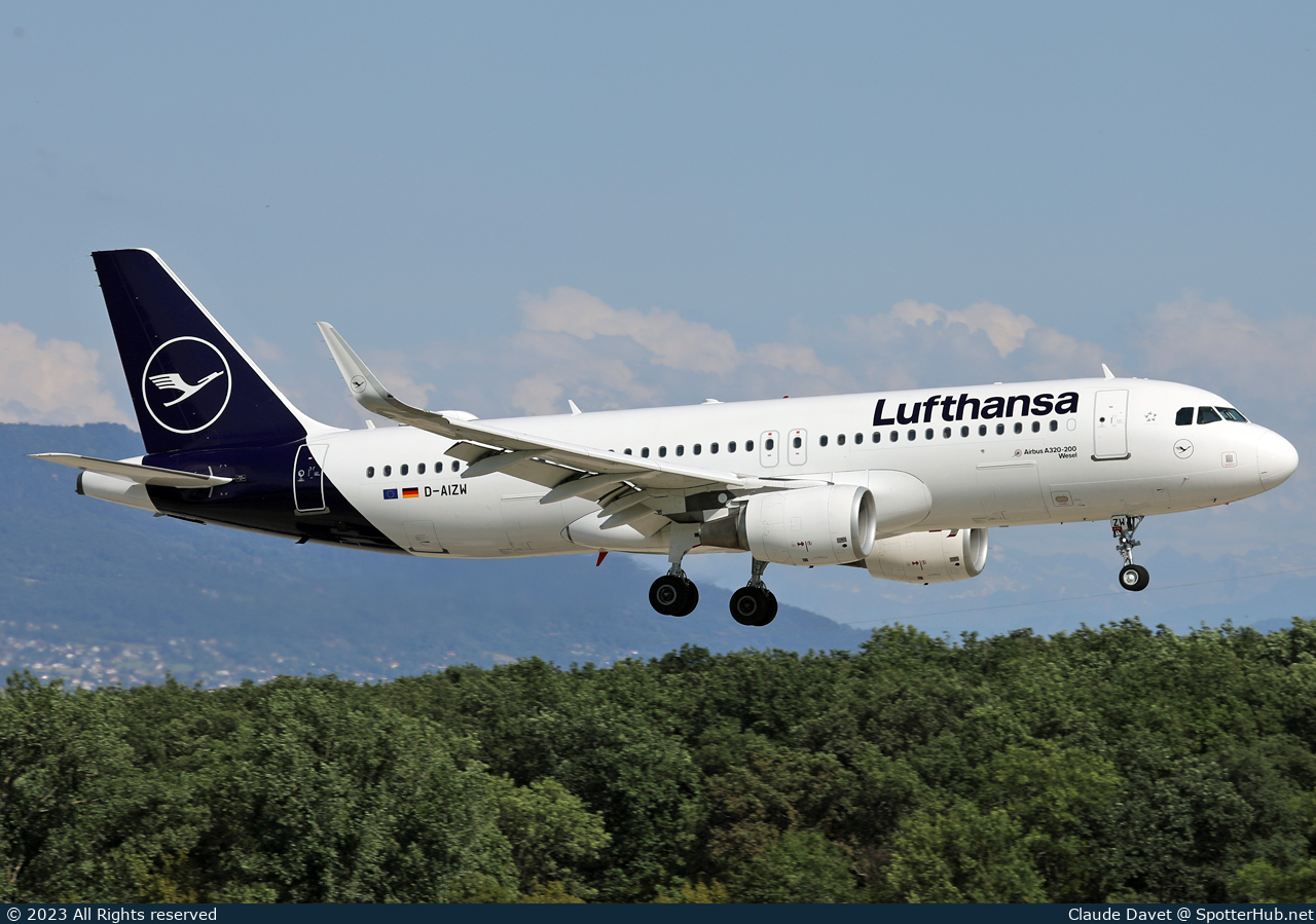 Photo of D-AIZW - Airbus A320-214 operated by Lufthansa