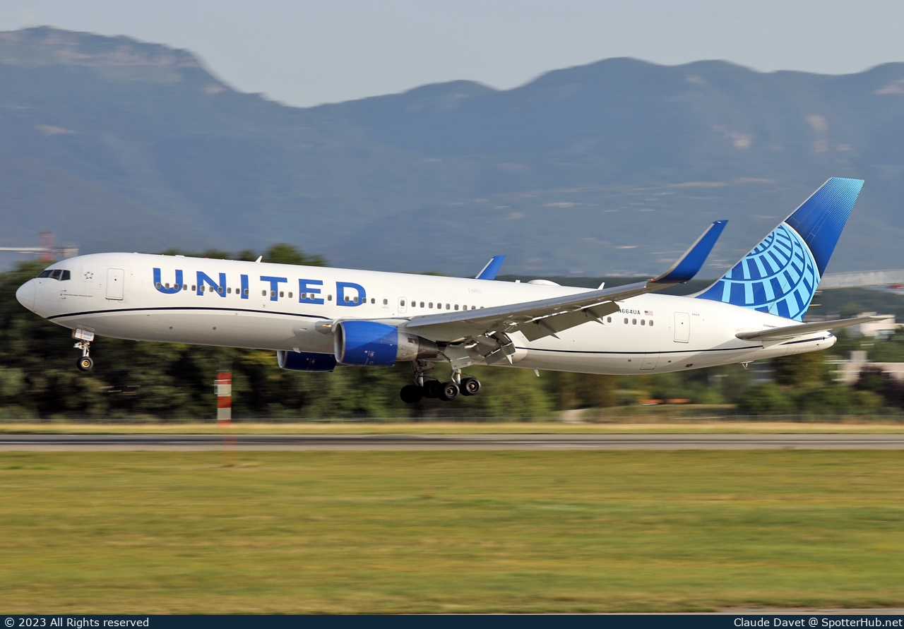 Photo of N664UA - Boeing 767-322(ER) operated by United Airlines