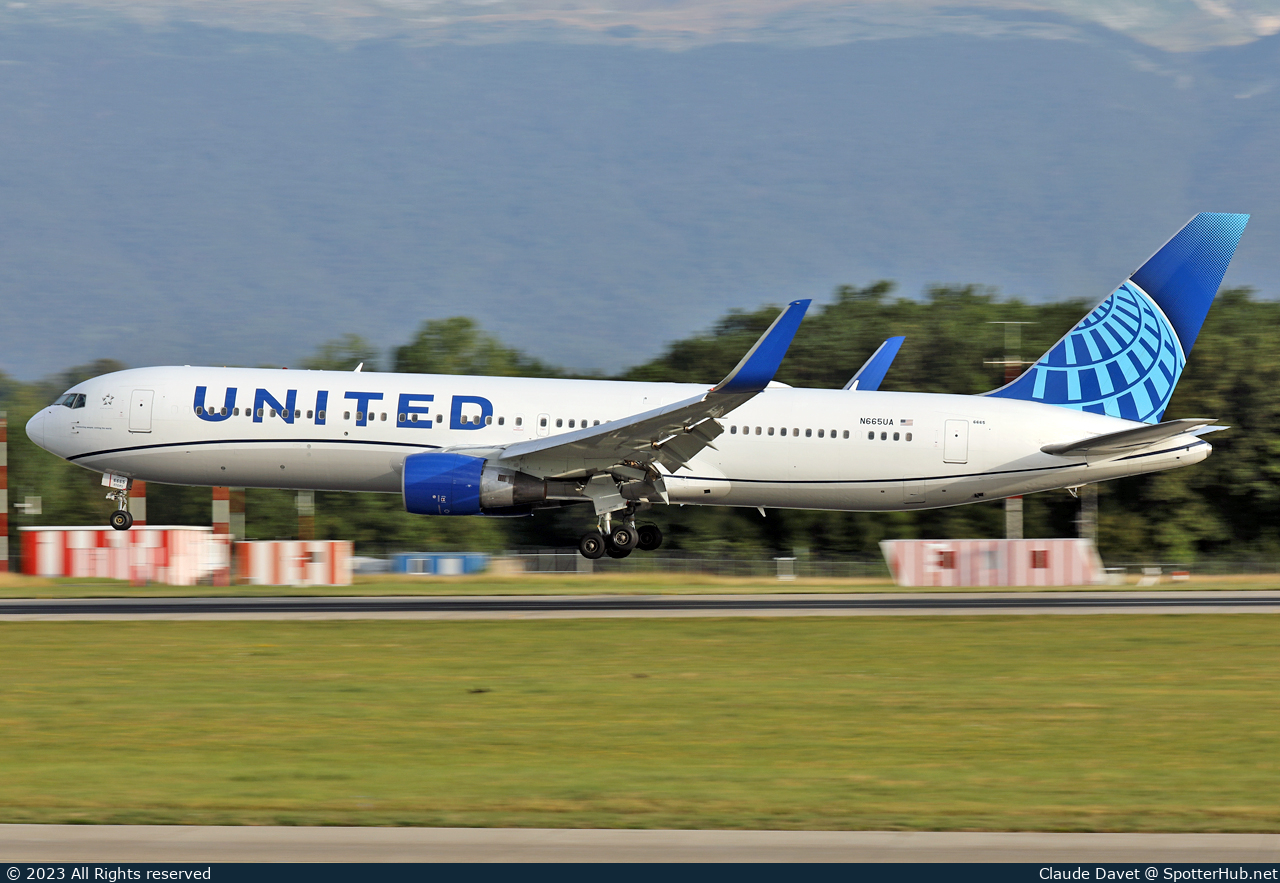 Photo of N665UA - Boeing 767-322(ER) operated by United Airlines