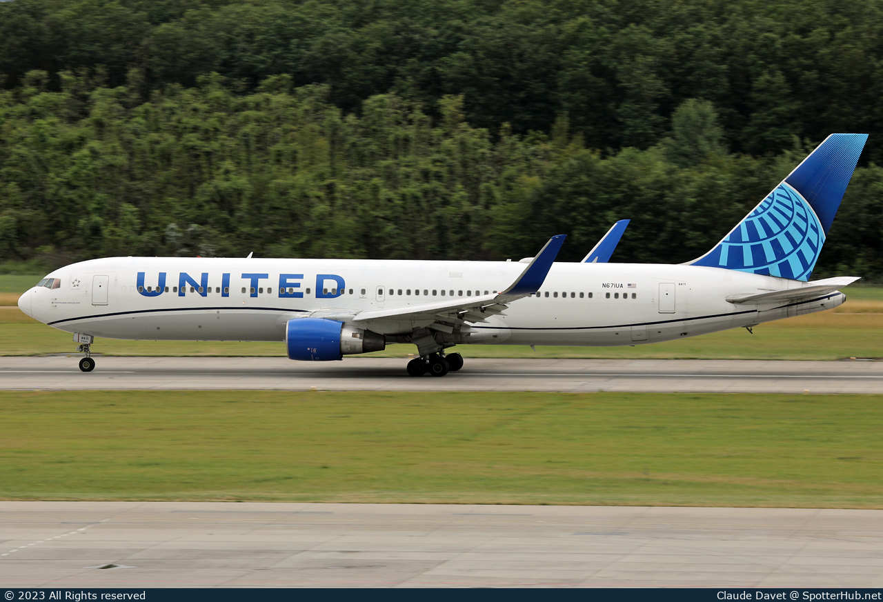 Photo of N671UA - Boeing 767-322(ER) operated by United Airlines
