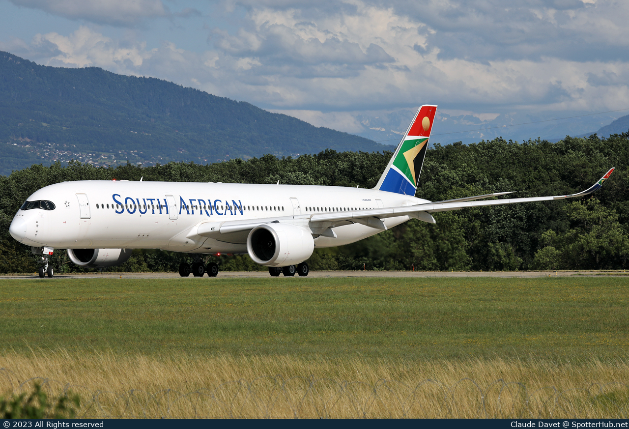 Photo of OE-IPK - Airbus A350-941 operated by Avolon Aerospace