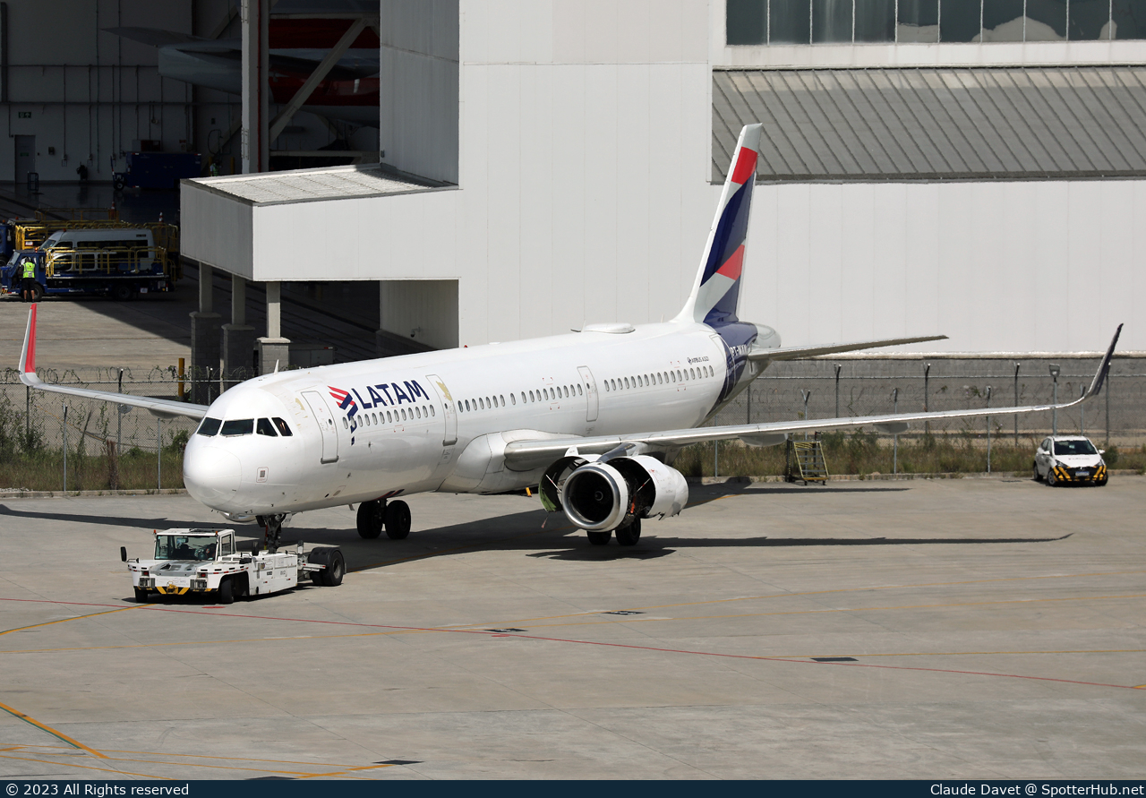 Photo of PT-MXN - Airbus A321-231 operated by LATAM Airlines Brasil