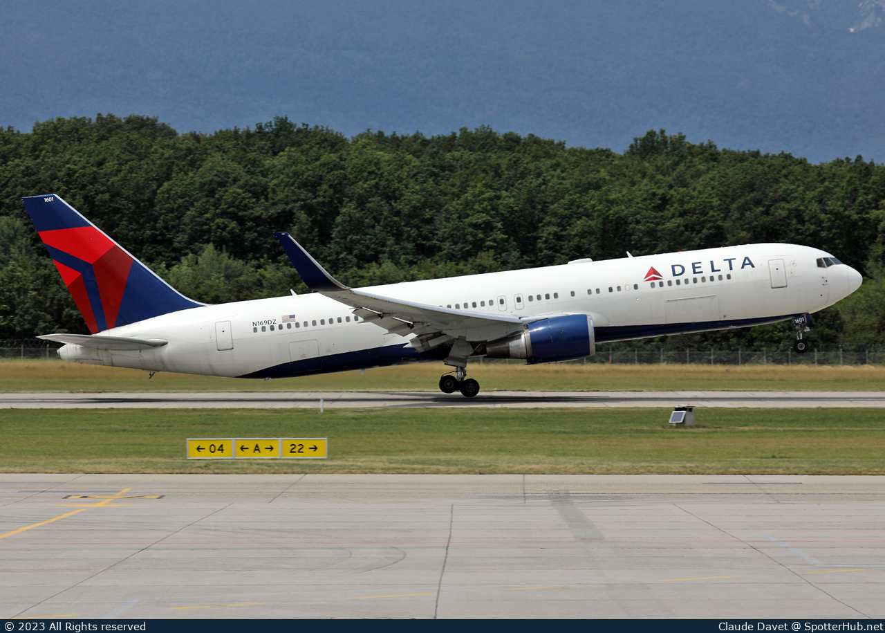 Photo of N169DZ - Boeing 767-332(ER) operated by Delta Air Lines