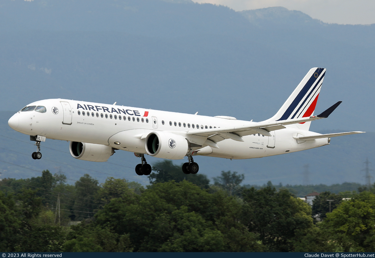 Photo of F-HZUL - Airbus A220-300 operated by Air France