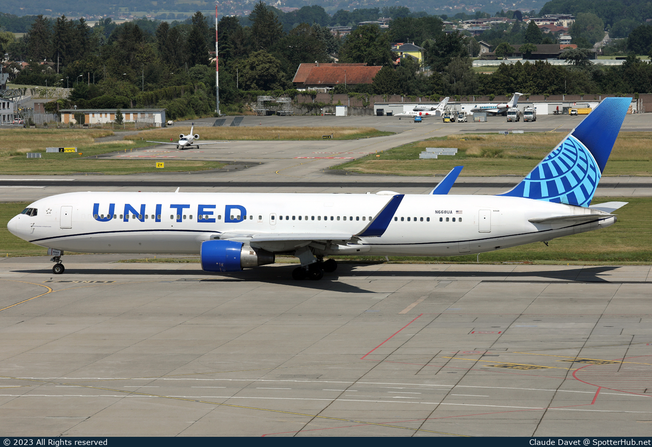 Photo of N668UA - Boeing 767-322(ER) operated by United Airlines