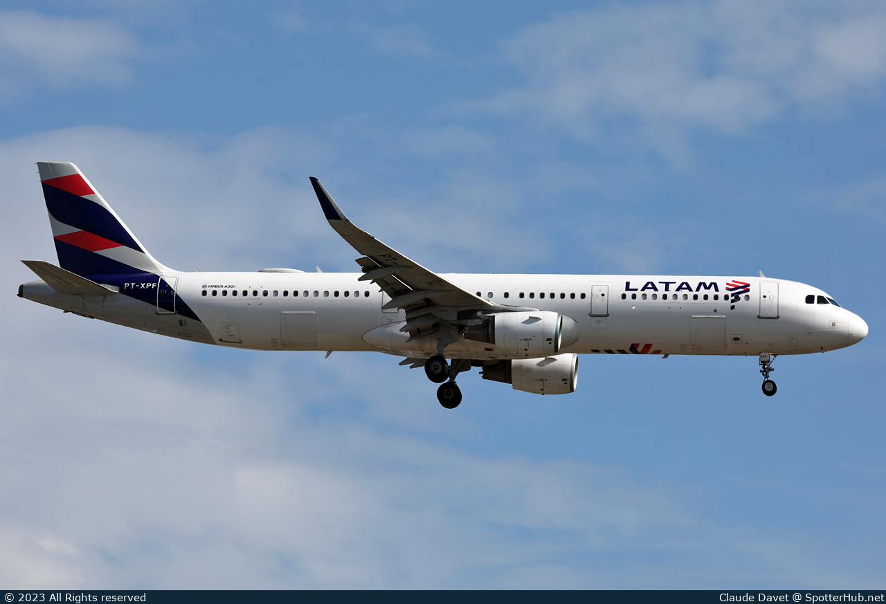 Photo of PT-XPF - Airbus A321-211 operated by LATAM Airlines Brasil