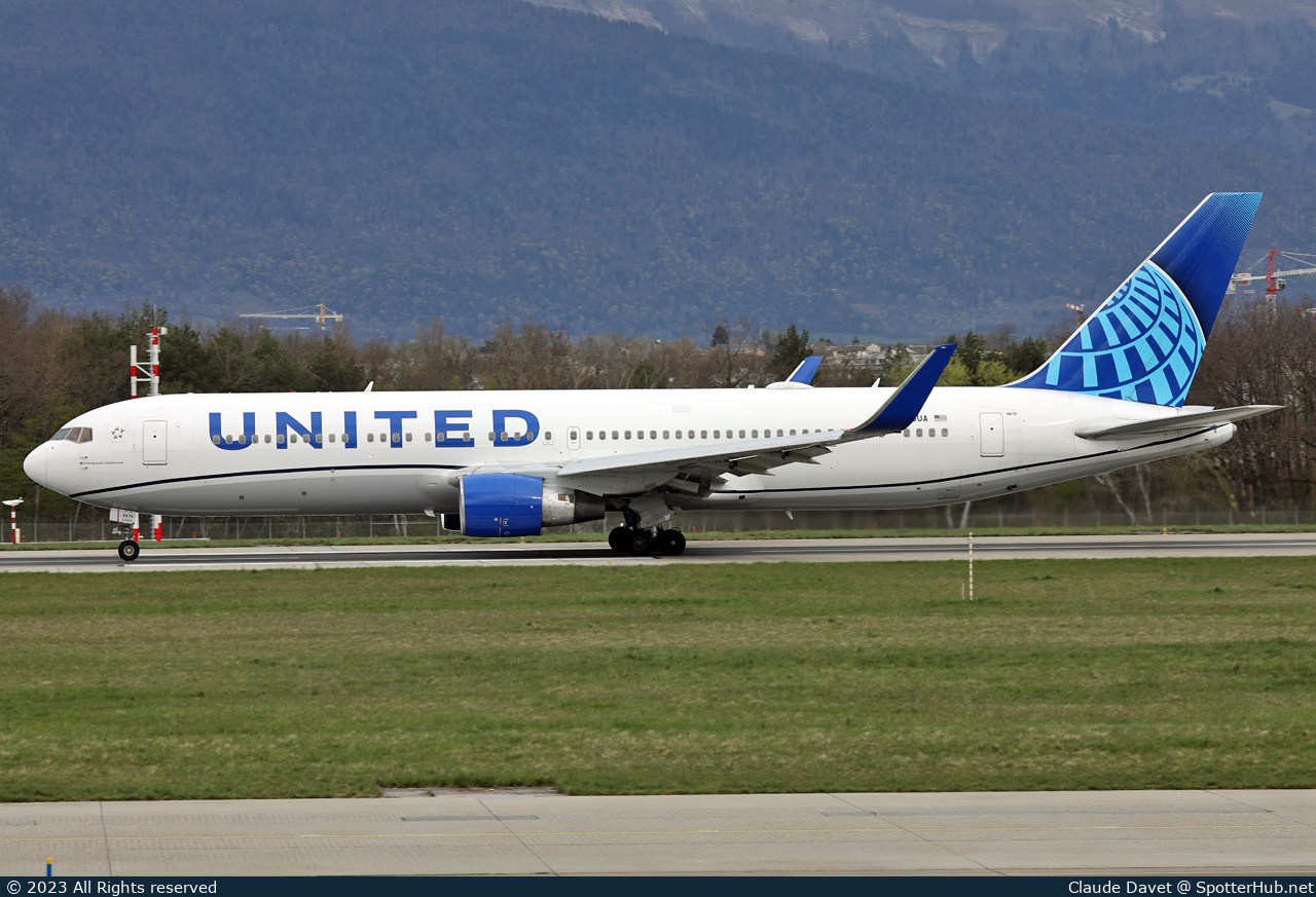 Photo of N675UA - Boeing 767-322(ER) operated by United Airlines