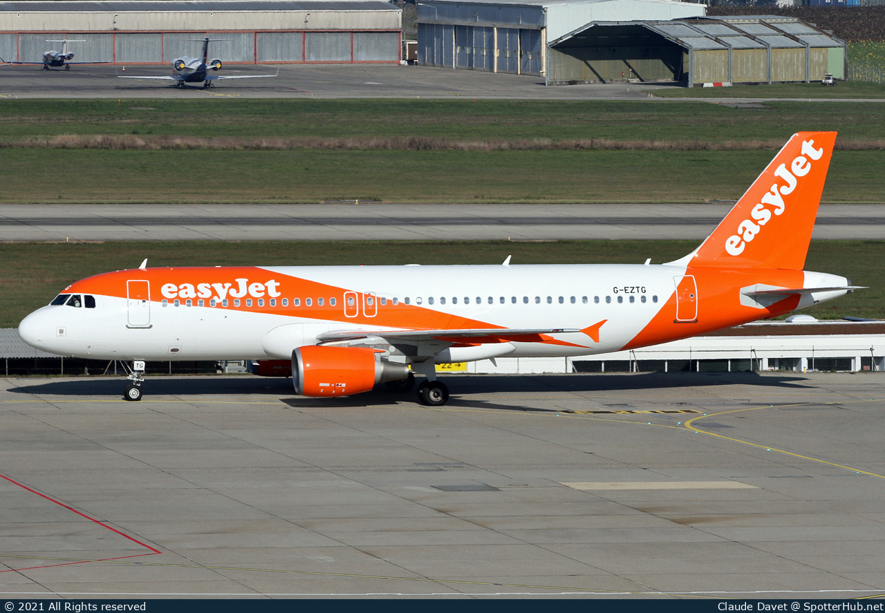Photo of G-EZTG - Airbus A320-214 operated by easyJet