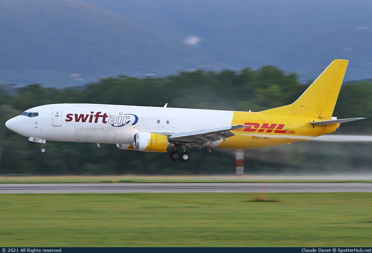 Photo of EC-MEY - Boeing 737-476(SF) operated by Swiftair