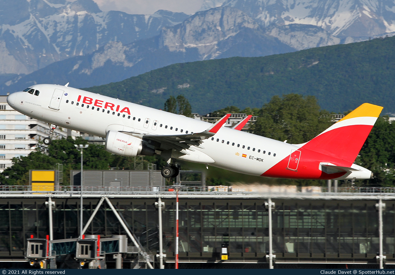 Photo of EC-MDK - Airbus A320-214 operated by Iberia
